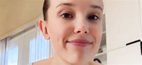 Millie Bobby Brown Frees The Nipple In Skimpy。